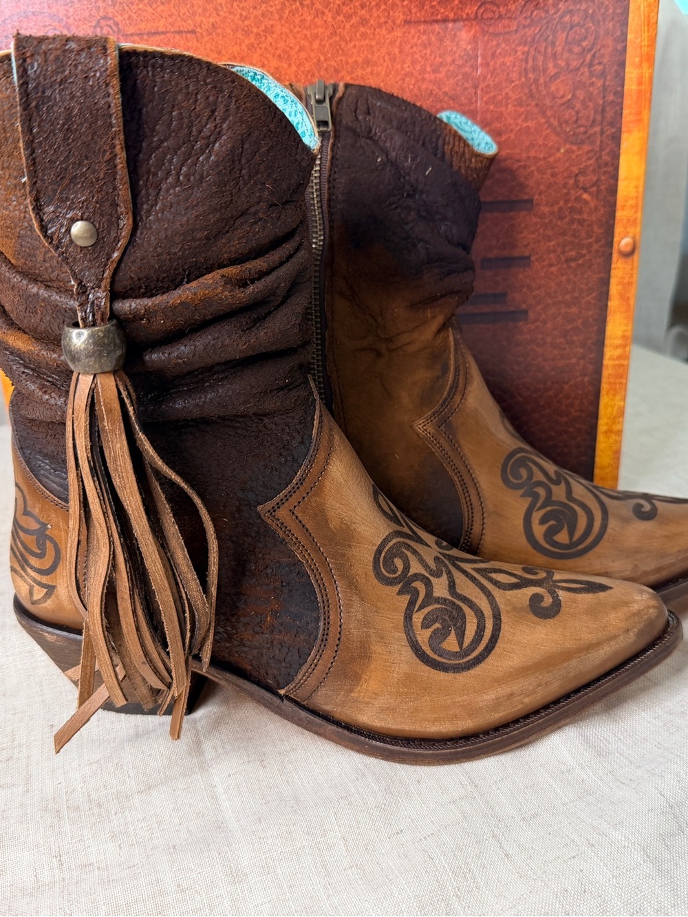 Corral F1255 New never worn lamb skin w fringe bootie